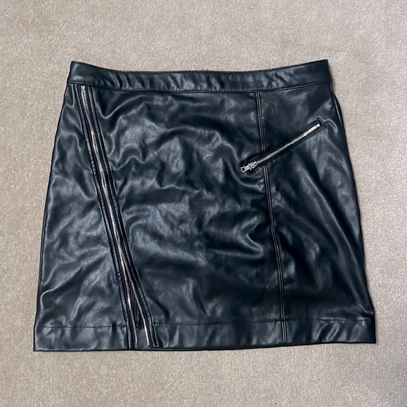 DYNAMITE VEGAN LEATHER SKIRT - Picture 1 of 3